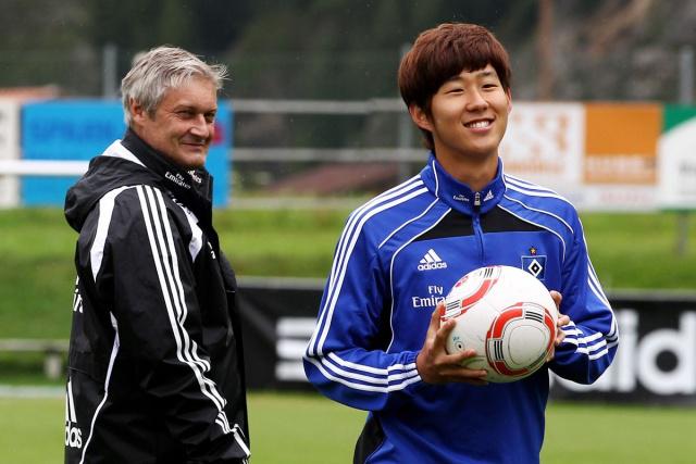 孙兴慜的CBA吗再成焦点(孙兴慜挑衅中国球迷做3比0手势)
